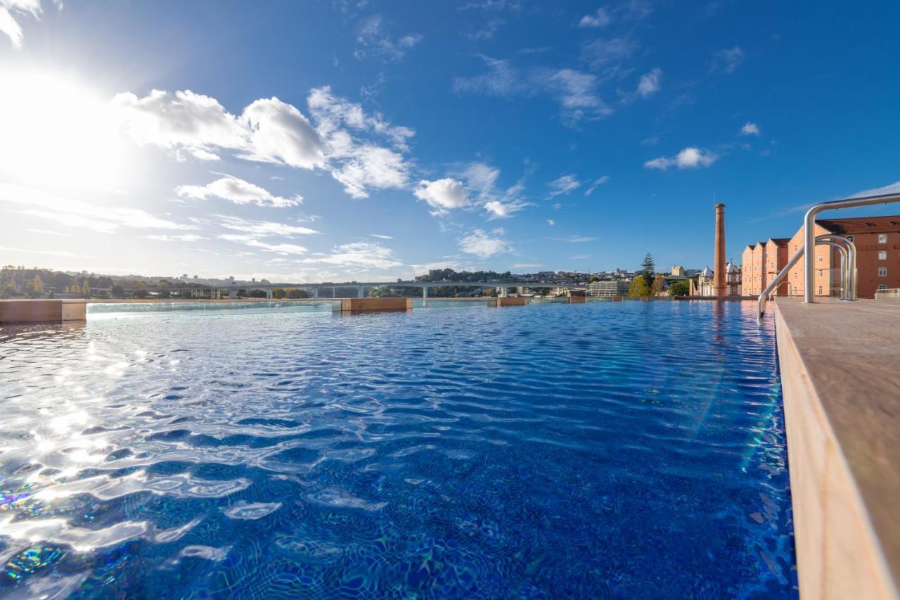 Pestana Douro Riverside - Preferred Hotels & Resorts, Lifestyle Valbom  Экстерьер фото The rooftop pool at the hotel